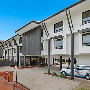 Kingsford Smith 4*, Brisbane Australia